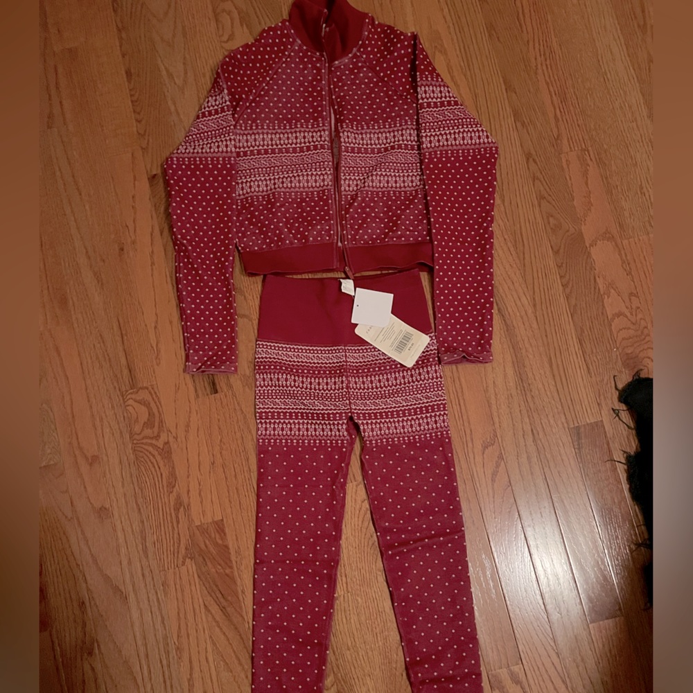 Fabletics workout top and leggings.  Fair Isle print, perfect for workouts, ski